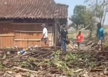 Bojonegoro di Landa Hujan Deras dan Angin Kencang: Tiga Rumah Roboh, Petugas Gabungan Lakukan Evakuasi