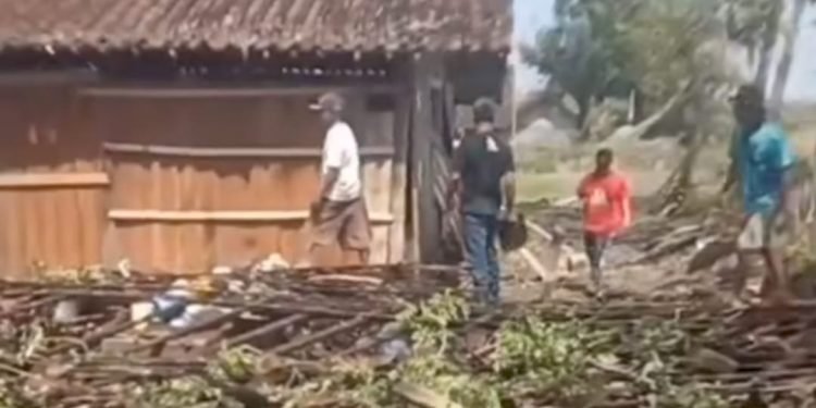 Bojonegoro di Landa Hujan Deras dan Angin Kencang: Tiga Rumah Roboh, Petugas Gabungan Lakukan Evakuasi