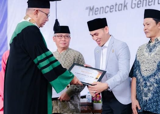 NANANG MUBAROK DIANUGERAHI UDN ALUMNI AWARD