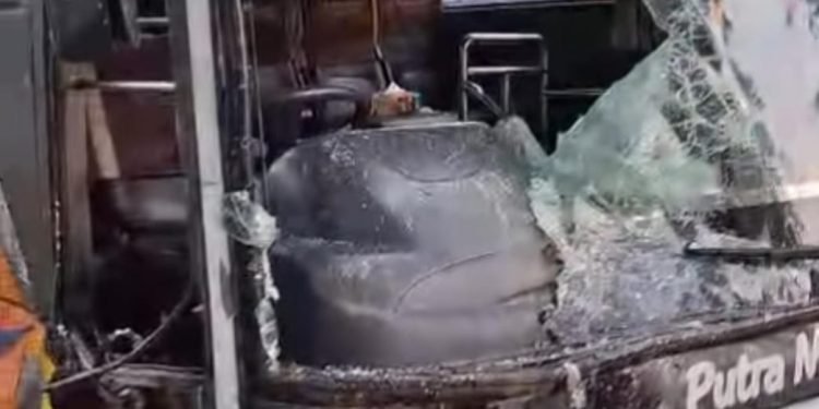 Kecelakaan Maut di Lamongan, Bus Putra Mas Adu Banteng dengan Pick-up Muatan Ikan