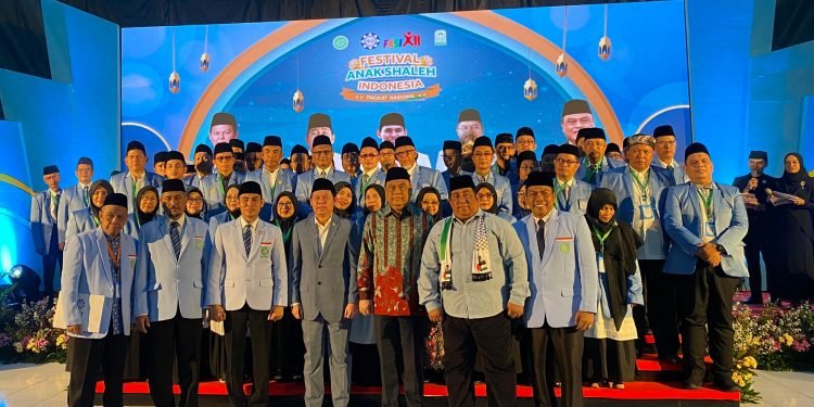 Syafruddin Terima Anugerah Tokoh Peduli Santri TK-TP Al-Qur’an dalam Penutupan FASI XII