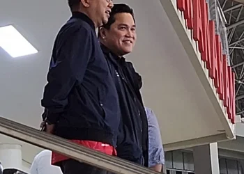 Momen Akrab Erick Thohir dan Bung Towel di VVIP, Sambut Kejutan Presiden Jokowi di Stadion Manahan