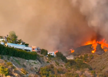 Angin Santa Ana Picu Kebakaran Hebat di California Selatan, Ribuan Warga Mengungsi