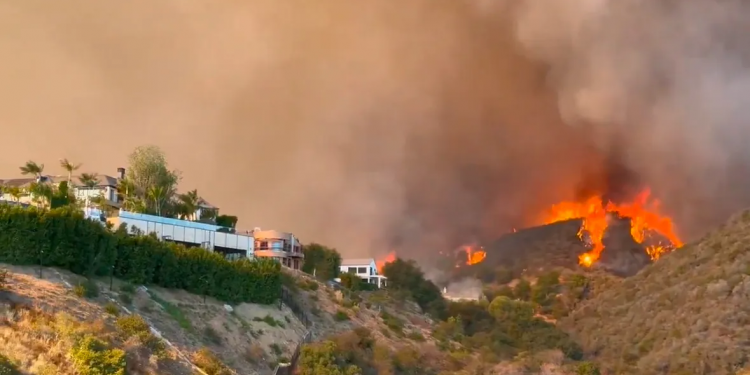 Angin Santa Ana Picu Kebakaran Hebat di California Selatan, Ribuan Warga Mengungsi