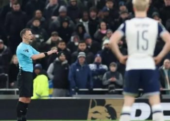 Sejarah Baru! Attwell Umumkan Keputusan VAR Langsung di Stadion