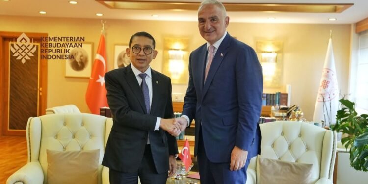 Indonesia -Turki Jalin Kerja Sama. Menteri Kebudayaan Fadli Zon (kiri) dan Menteri Kebudayaan dan Pariwisata Turki Mehmet Nuri Ersoy (kanan). Dok: Kementrian Kebudayaan. Sumber Artikel berjudul " Indonesia-Turki Jalin Kerja Sama Kebudayaan, Film Kolaborasi Ottoman-Aceh Jadi Sorotan ", selengkapnya dengan link: https://jabar.pikiran-rakyat.com/nasional/pr-3659227741/indonesia-turki-jalin-kerja-sama-kebudayaan-film-kolaborasi-ottoman-aceh-jadi-sorotan