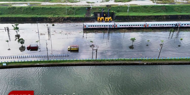 Truk dan Kereta terjebak banjir di Jalan Raya Porong. (Foto: Tangkapan Layar TIMES Indonesia)