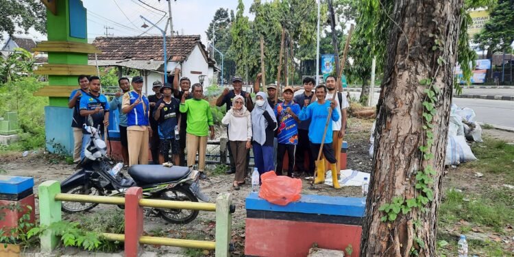 Sinergi Jaga Lingkungan, UPT PSDA Babat dan DLH Bersihkan Saluran Kali Konang