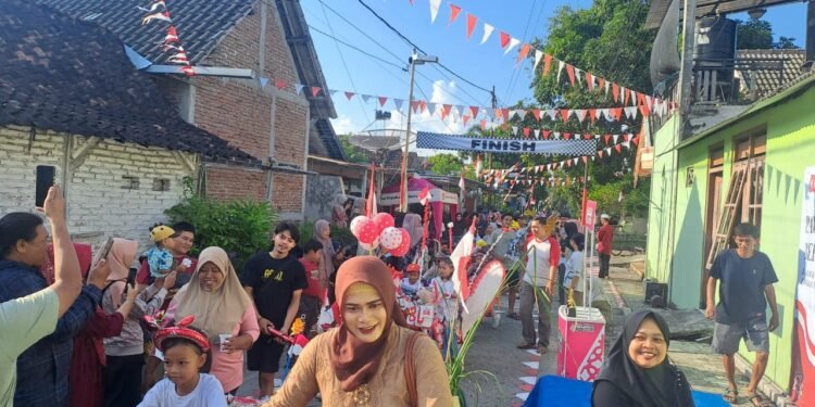 Meriah! Pawai Sepeda Hias Warnai HUT RI ke-80 di Sukorejo