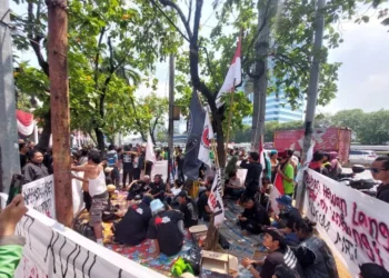Demo 27 Agustus, Warga Pati dan Ojol Padati Gedung DPR RI