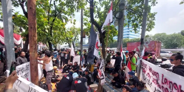 Demo 27 Agustus, Warga Pati dan Ojol Padati Gedung DPR RI