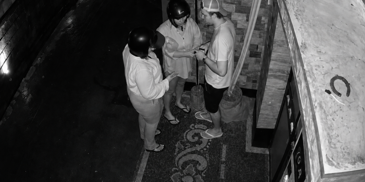 Viral! Terekam CCTV Aksi Tak Senonoh di Depan Rumah Warga