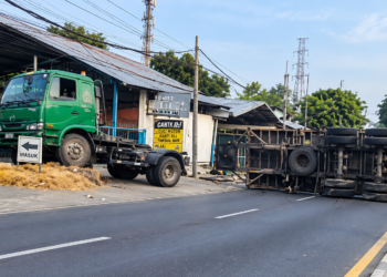 truk terguling