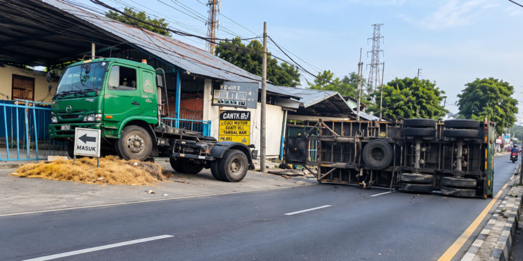 truk terguling