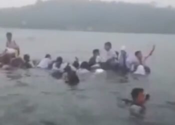 perahu terbalik