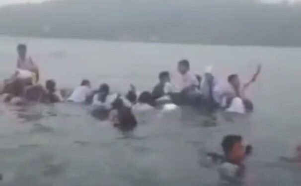 perahu terbalik